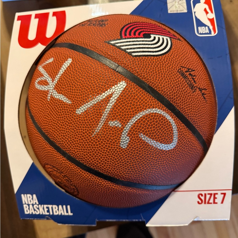 Shawn Kemp Autographed basketball authenticated